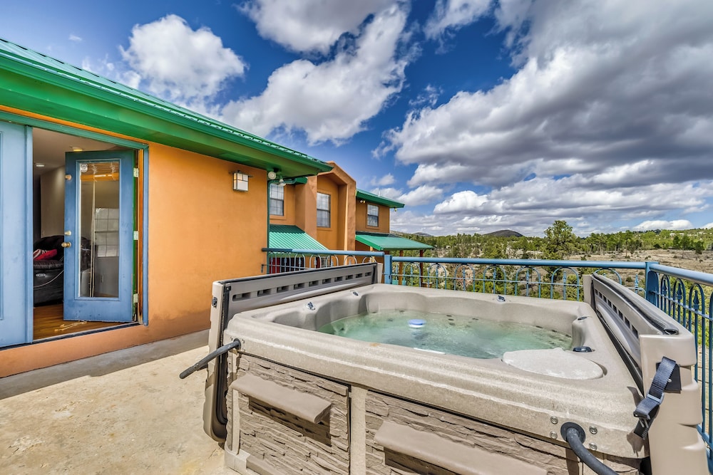 Scenic Alto Getaway w Mountain Views & Hot Tub — hotel in Alto