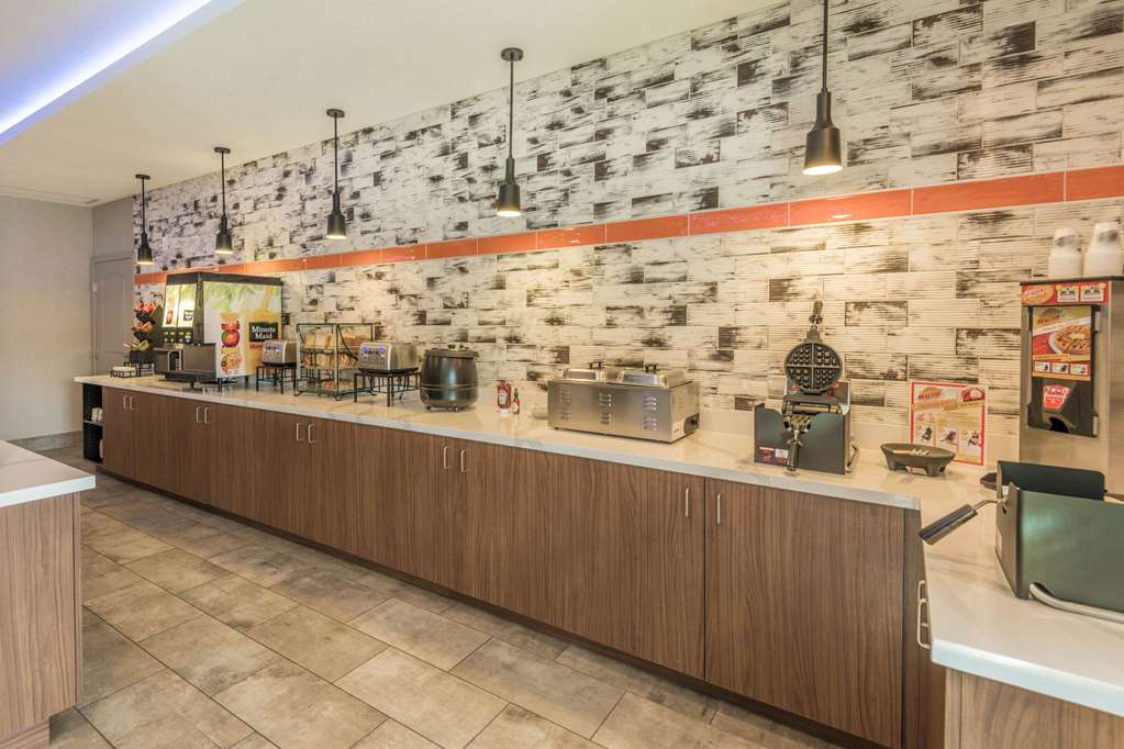 La Quinta Inn & Suites by Wyndham Las Vegas Airport South - photo 37