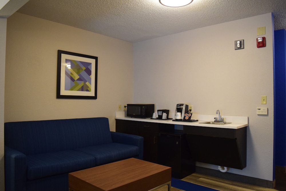 Holiday Inn Express Hotel & Suites Sparta by IHG - photo 18