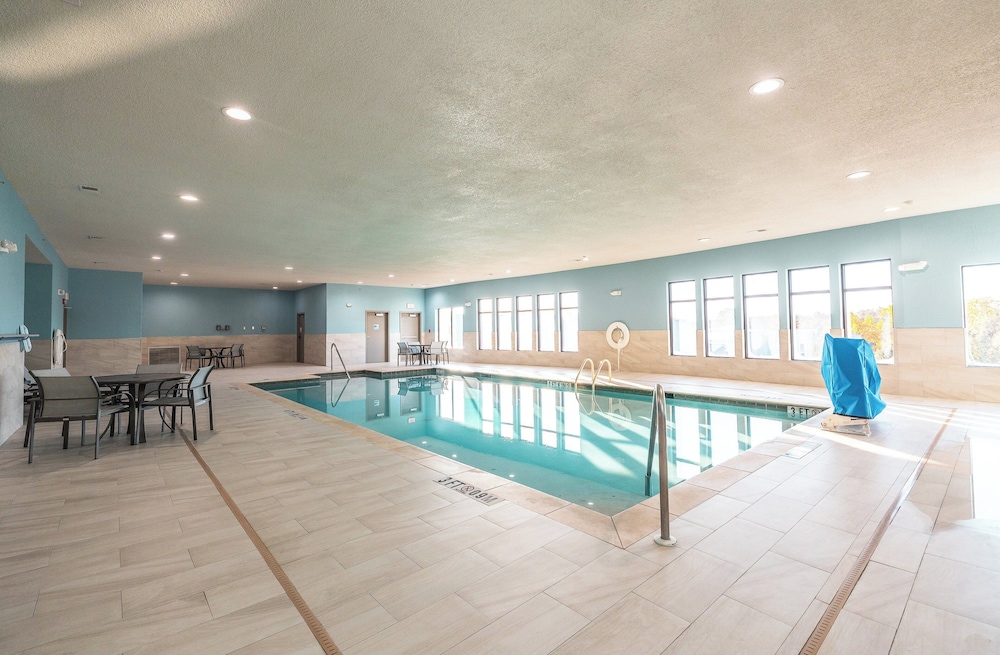 Holiday Inn Express Hotel & Suites St. Robert by IHG - photo 32