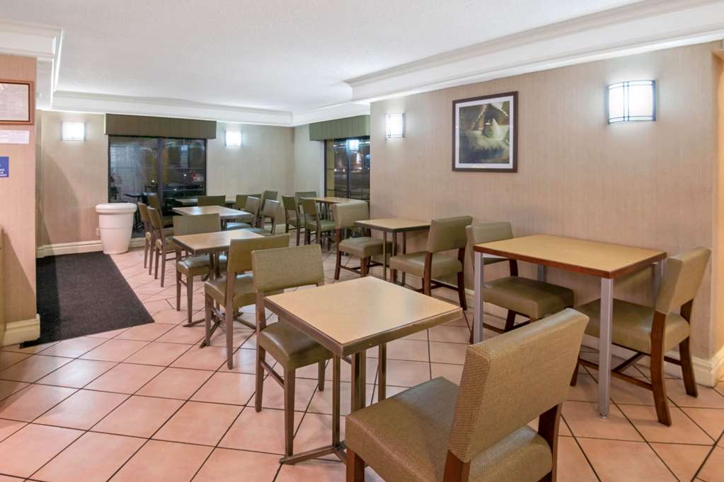La Quinta Inn by Wyndham San Antonio Market Square - photo 30