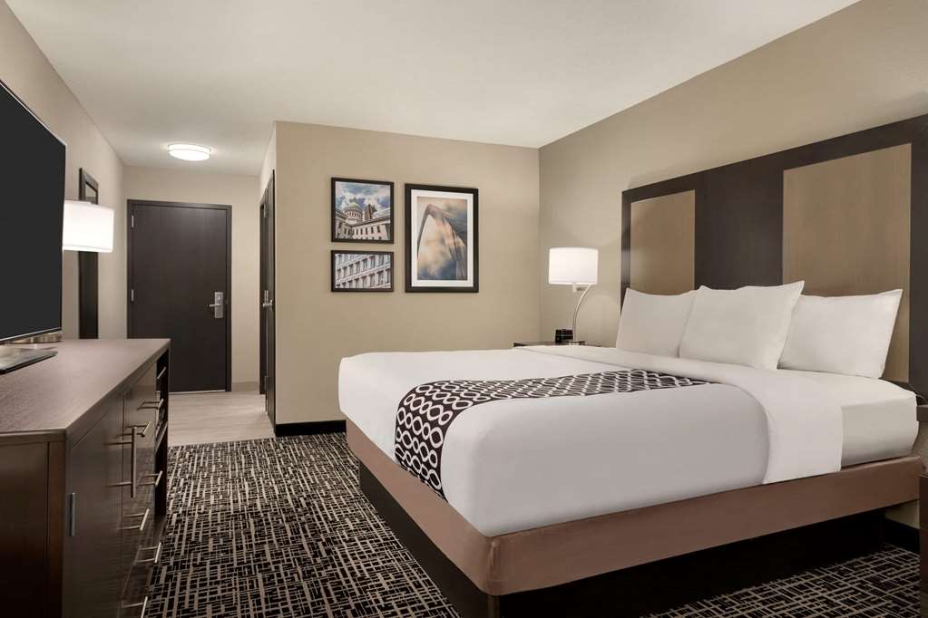 La Quinta Inn & Suites by Wyndham St Louis Route 66 - photo 15