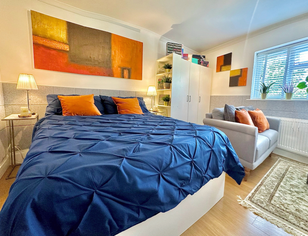 Modern Studio Garden view 5 min from Metro Station Elizabeth Line — 4-Star Luxury Hotel in London, United Kingdom