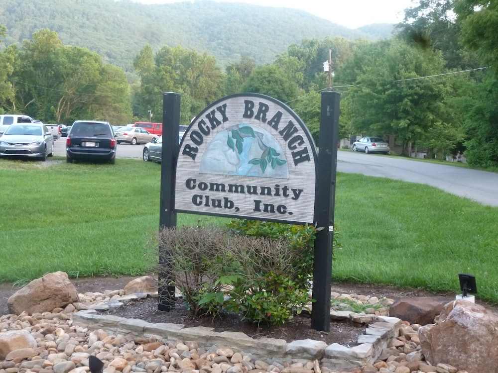 Luxbury Inn & Suites - photo 30