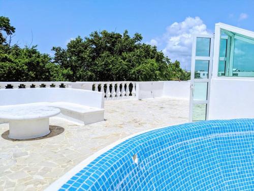 9br 6ba Large groups Best location in town Walk to beach 5th ave Cozumel ferry shopping nightlife Roof plunge pool Castillo Playacar Fase 1 25max — 4-Star Luxury Hotel in Playa Del Carmen, Mexico