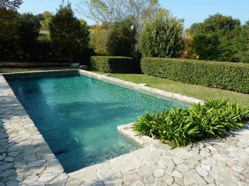 Casale Oliva in a landscape of oaks olive e cherry trees — 4-Star Luxury Hotel in San Vittoria In Matenano, Italy