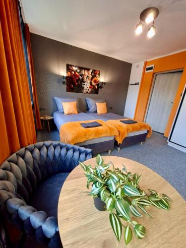 Orange Studio z kuchnią i łazienką Smart TV in Koszalin, Poland