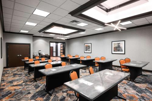 Evansville Plaza Hotel And Suites - photo 34