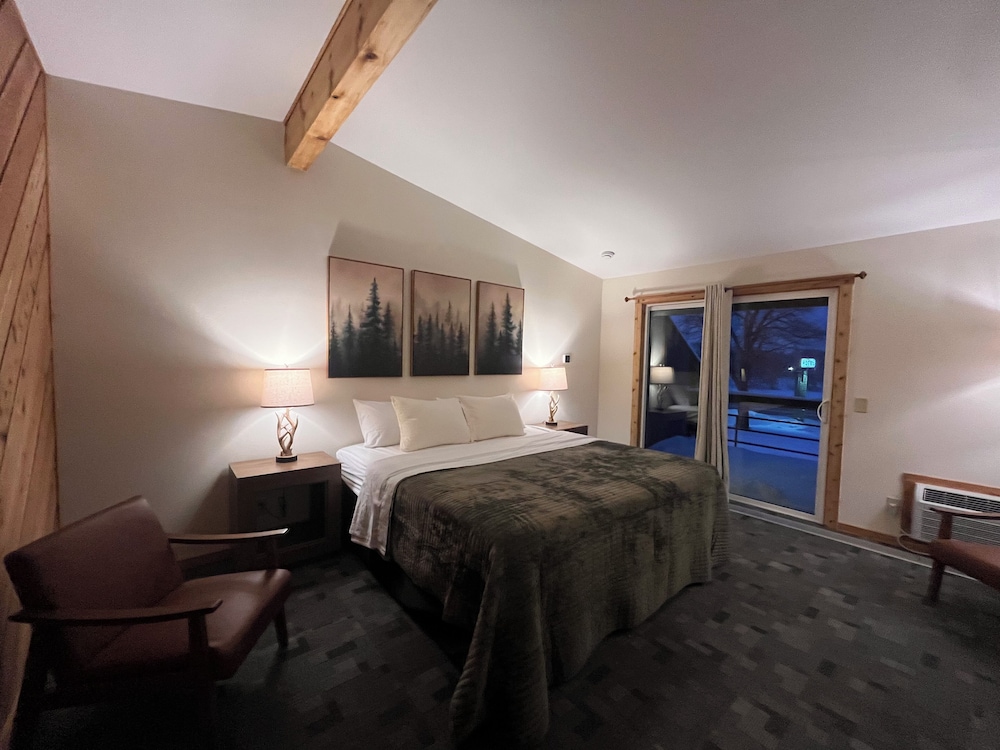 Timber Inn - carbon neutral hotel in Phillips
