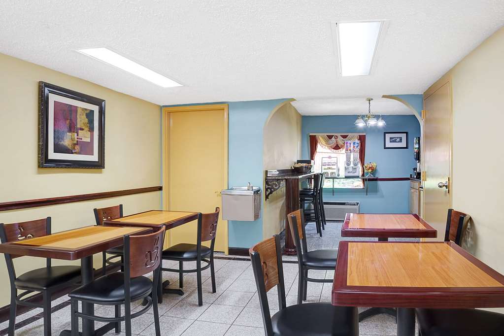 Super 8 by Wyndham Forest Park - photo 13