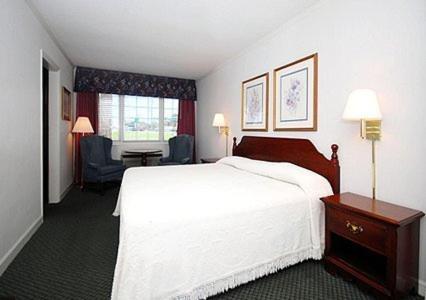 Ambassador Inn - photo 10