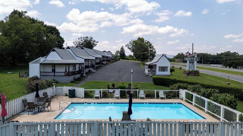 Hillside Motel LLC — hotel in Luray