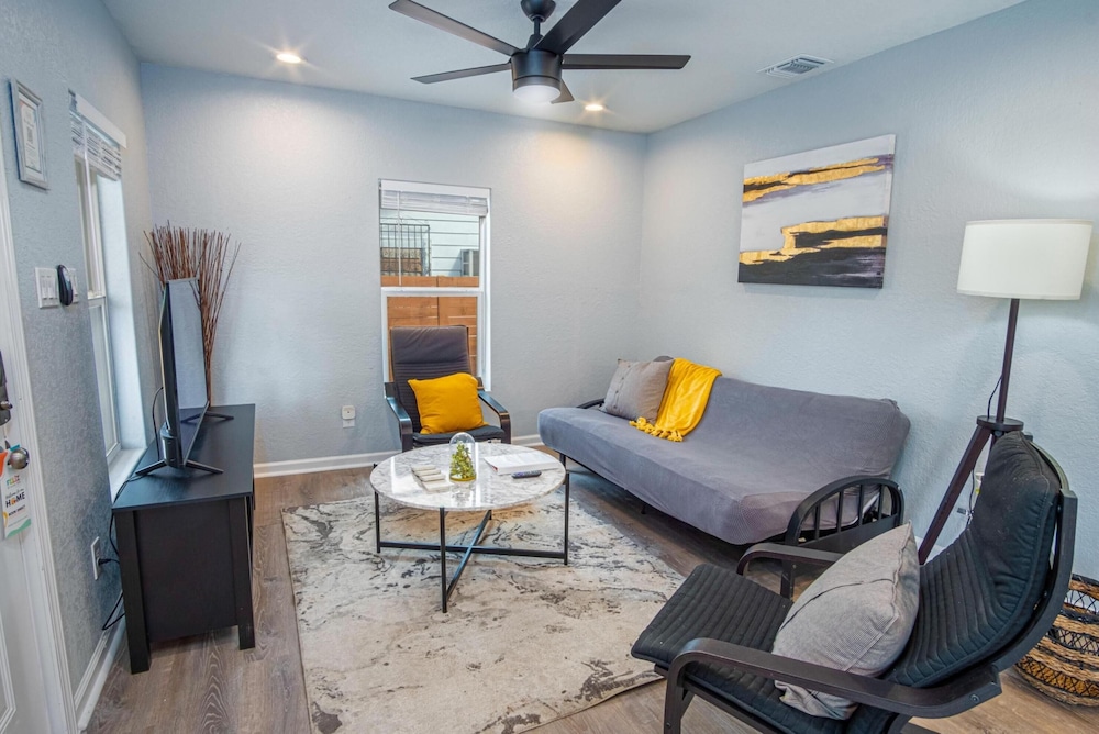 Charming 3BR 1BA Close to Vibrant Downtown in San Antonio, United States