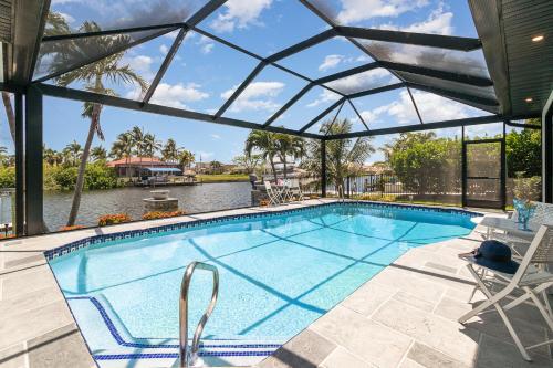 Gulf access Heated Pool & Game Room Villa Mimosa Roelens — 4-Star Luxury Hotel in Cape Coral, United States