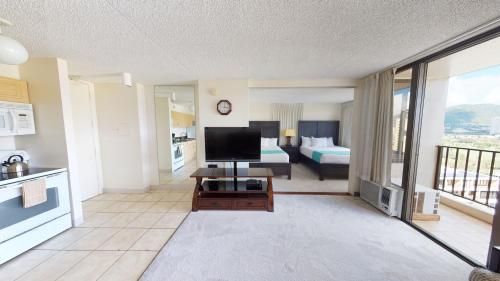 Updated 22nd Floor Waikiki Condo Free parking & WiFi Ideal for large family by Koko Resort Vacation Rentals - photo 7