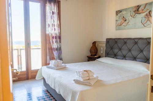 Luxury Palace Attico vista mare e torre Cabrera — 4-Star Luxury Hotel in Pozzallo, Italy