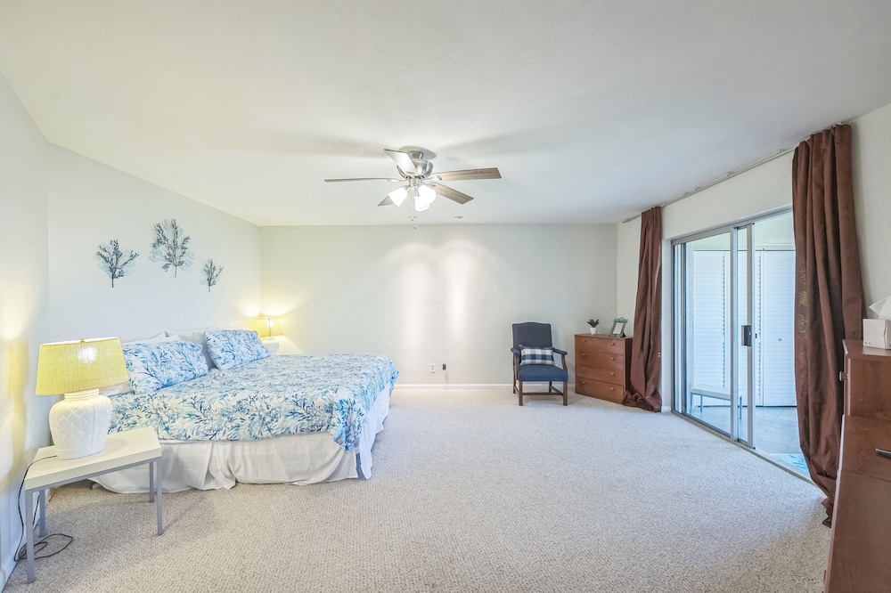 Gulf view Condo With Resort style Amenities 2 Bedroom Condo - photo 2