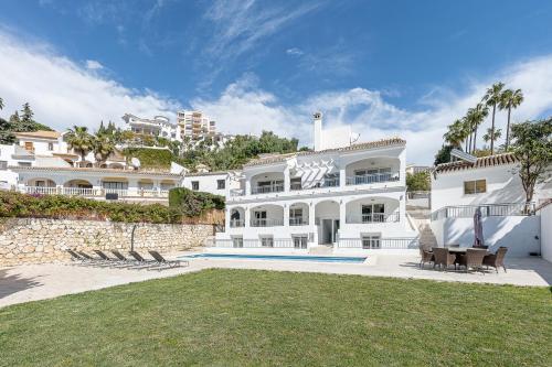 Luxury villa with Private Pool Benalmadena — 4-Star Luxury Hotel in Benalmadena, Spain