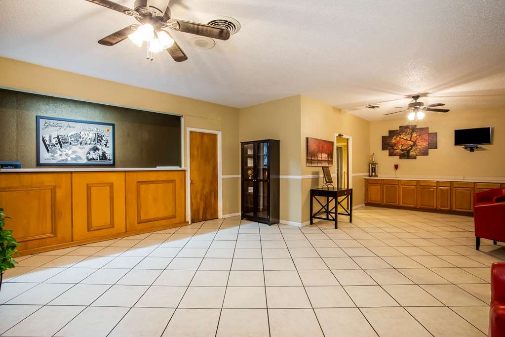 Super 8 by Wyndham Lake City - featured photo