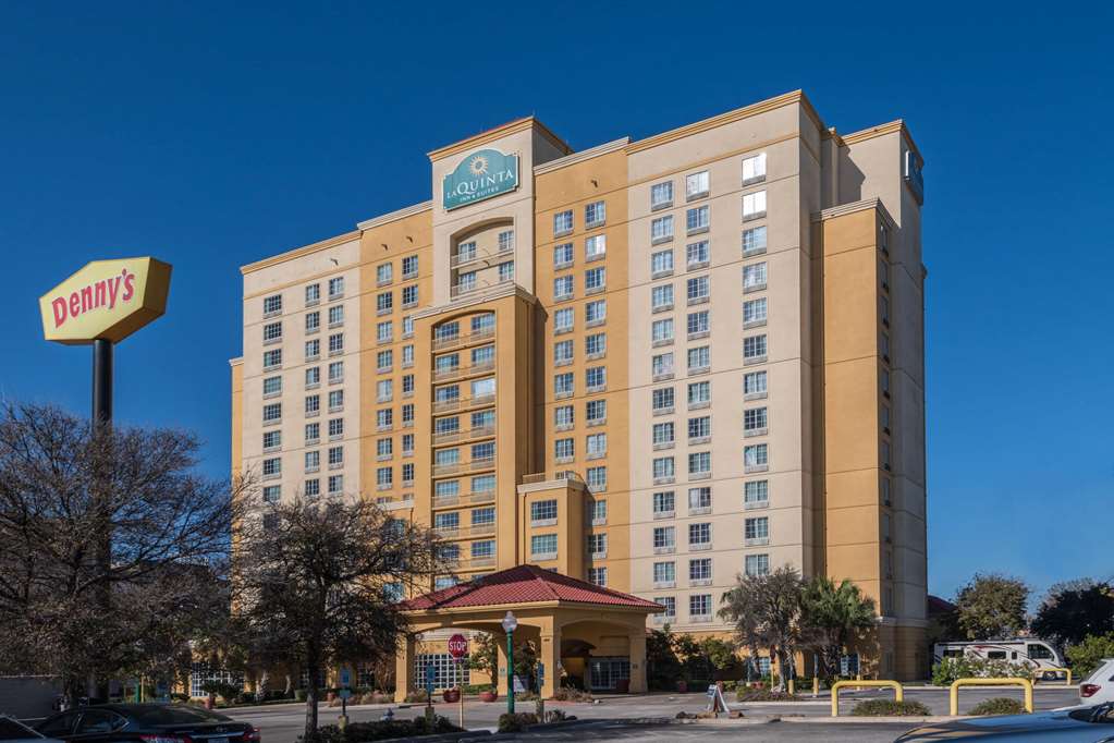 La Quinta Inn & Suites by Wyndham San Antonio Riverwalk - photo 2