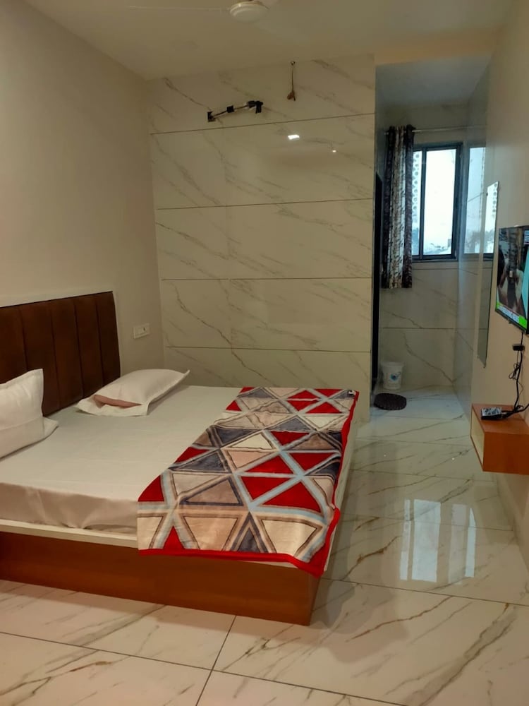 Goroomgo Janata Inn Gujarat in Vapi, India