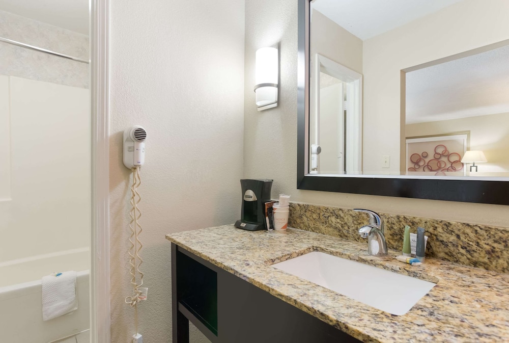 Clarion Pointe Independence Kansas City - photo 30