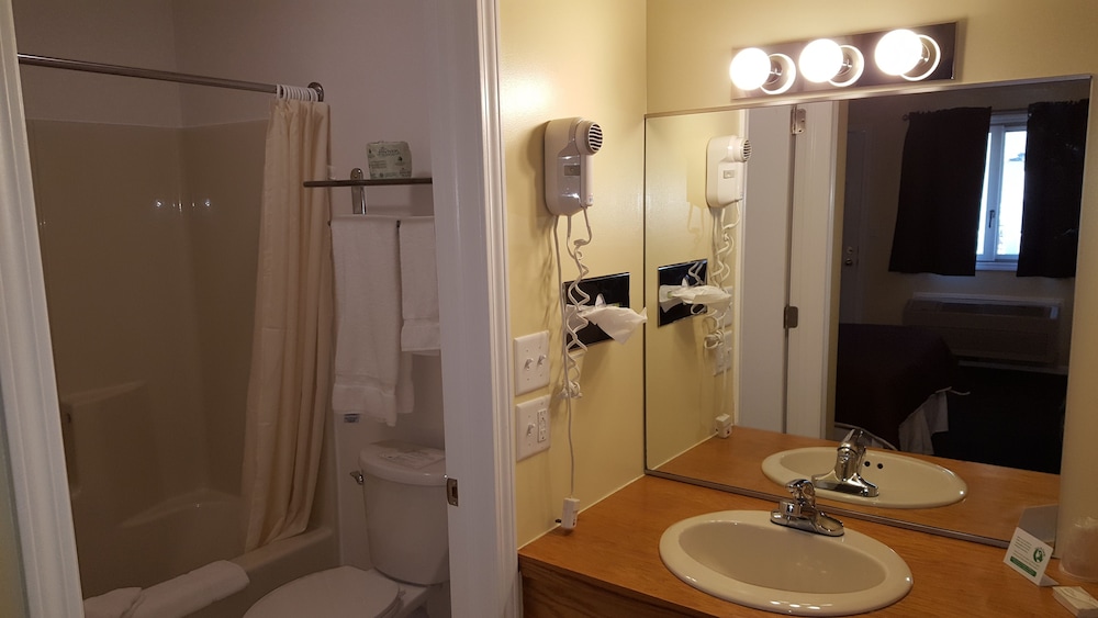 Captain's Quarters Motel - photo 31