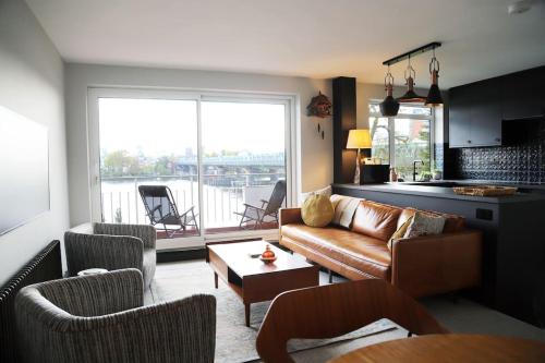 Riverfront Executive Home with Garage & Balcony Overlooking the Thames — 4-Star Luxury Hotel in London, United Kingdom