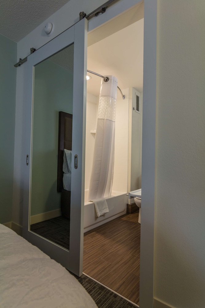 Hampton Inn Winchester University Mall Area - photo 18
