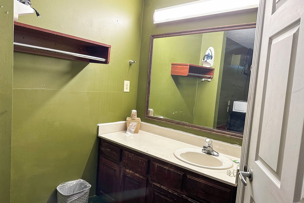 Bonita Lakes Inn by Capital O Meridian I20 - photo 55