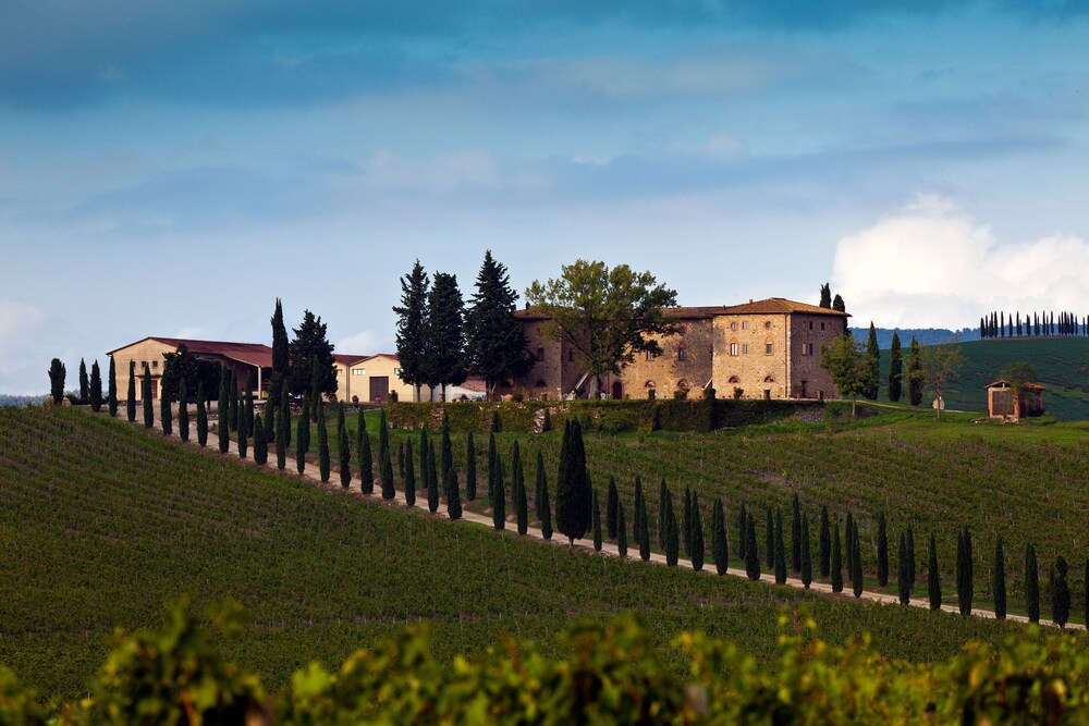 Agriturismo Casale Dello Sparviero — 4-Star Luxury Hotel in Castellina In Chianti, Italy