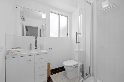 Ballarat Cozy Cottage for Families Sleeps 8 Pet Friendly Big Backyard Parking for 4 Cars Close To Shopping Mall — 4-Star Luxury Hotel in Ballarat, Australia