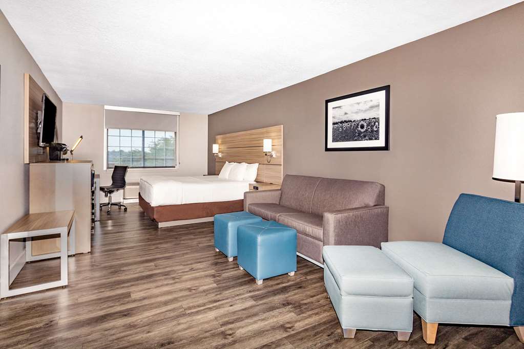 La Quinta Inn & Suites by Wyndham Joplin - photo 30