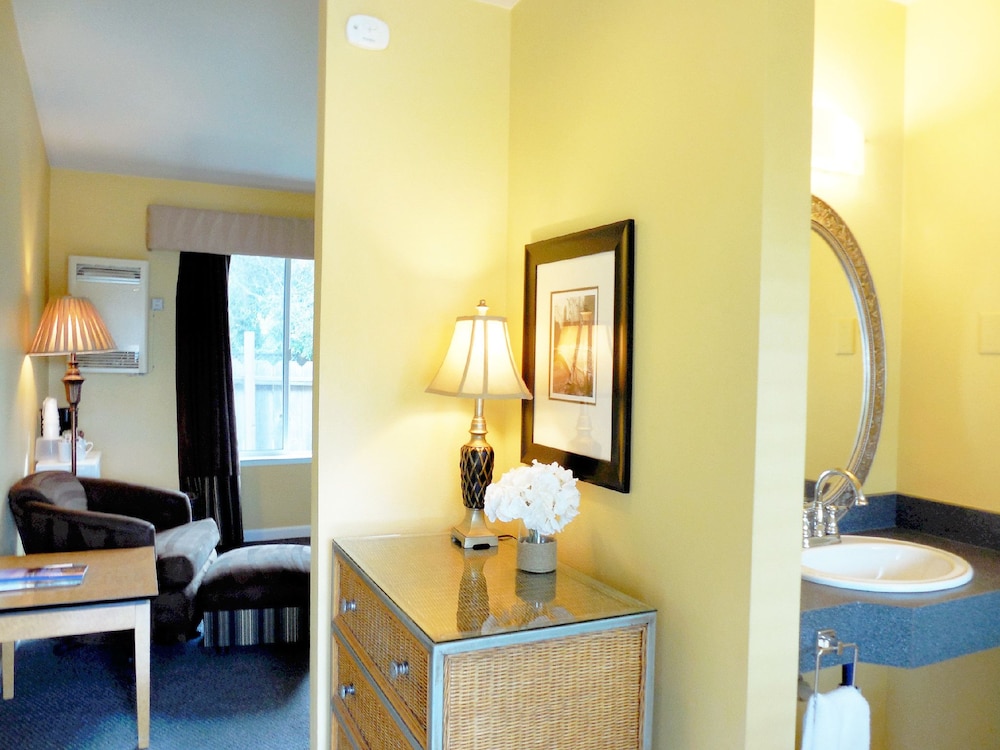 Sea Breeze Inn And Cottages - photo 52