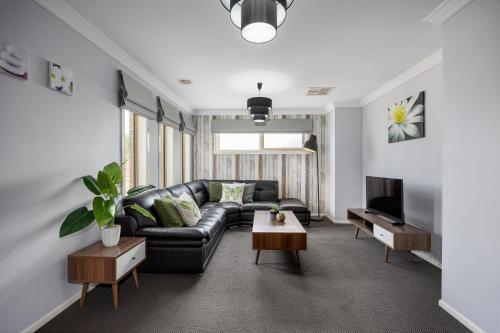 Luxury Coastal Escape Spacious Group Accommodation — hotel in Tootgarook