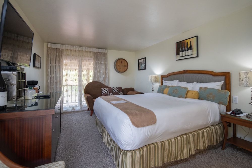 Vendange Carmel Inn & Suites - photo 12