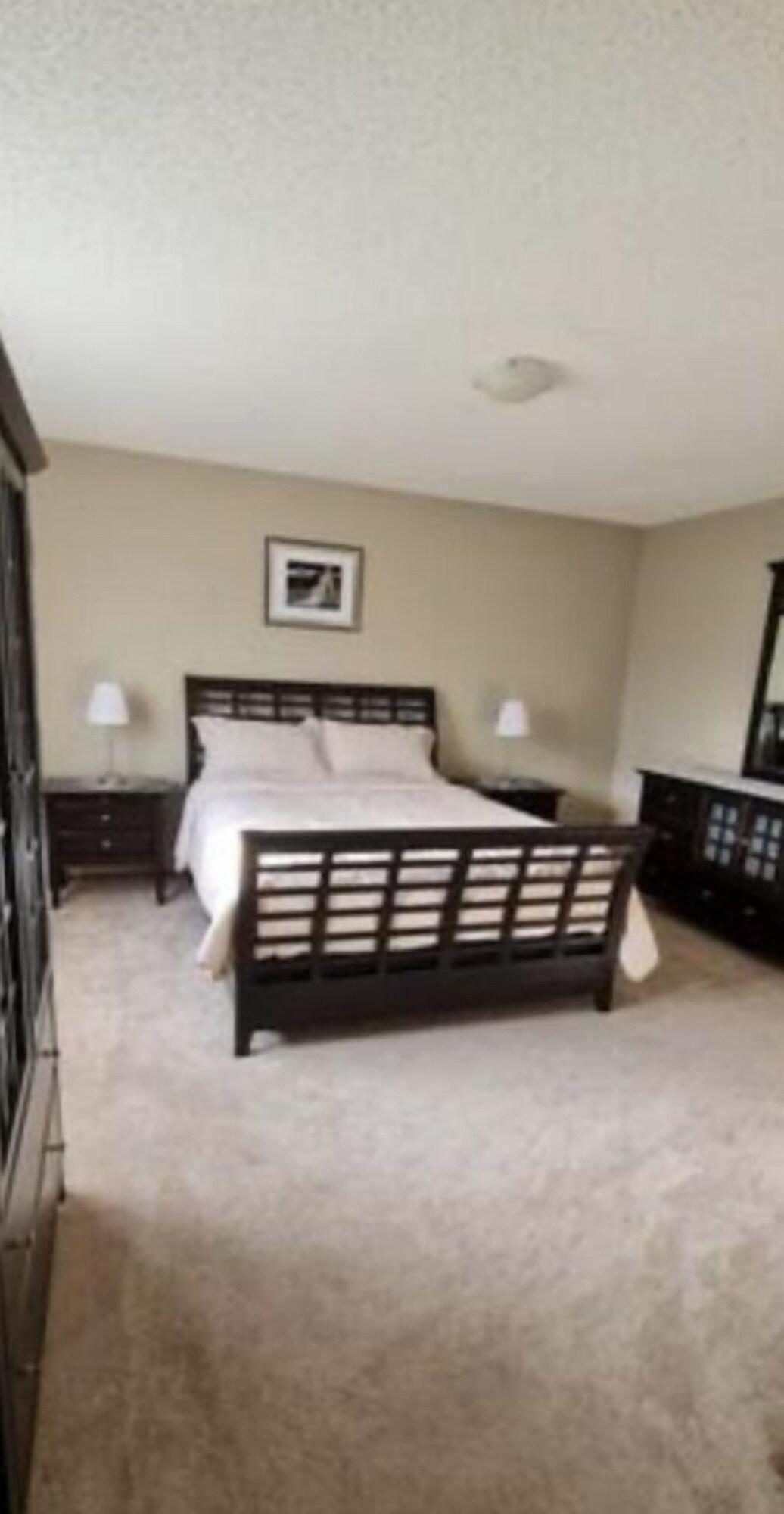 Spacious comfortable Air Conditioned. Near airport in Calgary, Canada