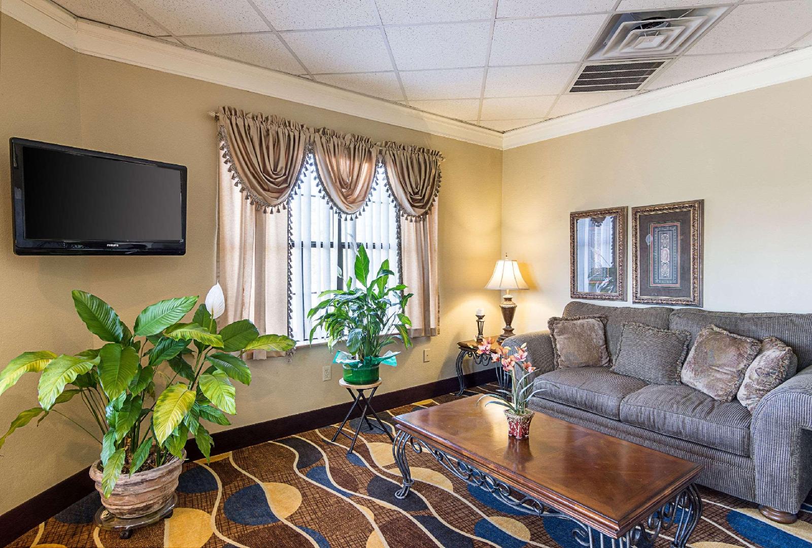 Econo Lodge - photo 15