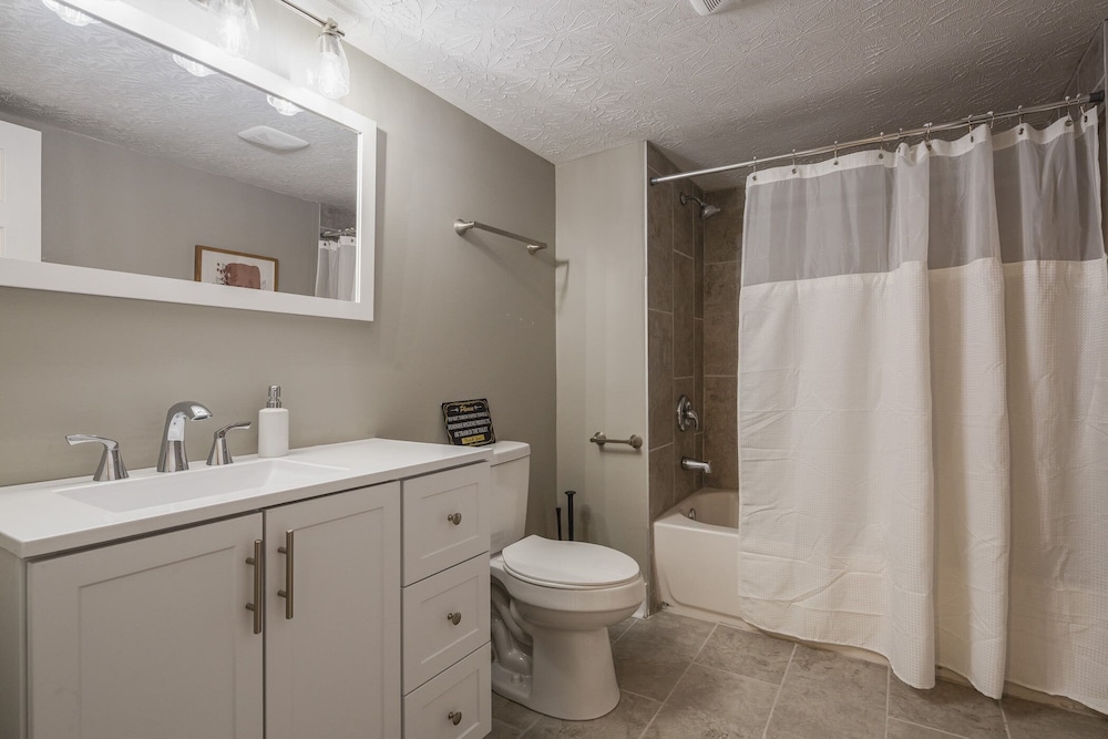 Newly renovated 4BR CozySuites - photo 37