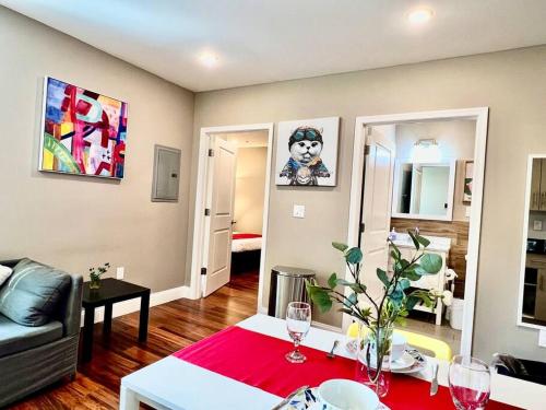 404 Rose in the city 1 BD living room in center city — 4-Star Luxury Hotel in Philadelphia, United States