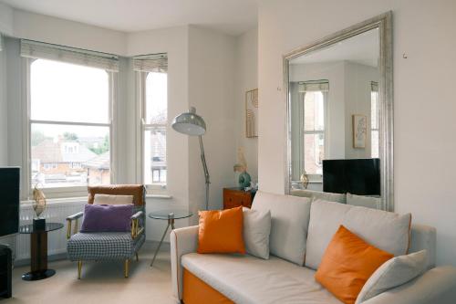 Spacious Duplex Flat West London for Families & Groups — 4-Star Luxury Hotel in London, United Kingdom