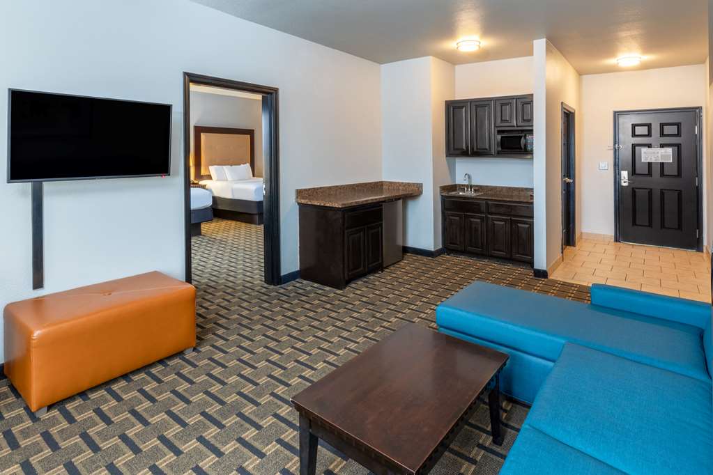 La Quinta Inn & Suites by Wyndham Mt. Pleasant - photo 18