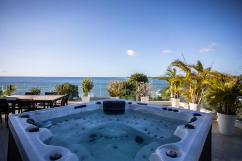 Modern Penthouse Sunset Jacuzzi & Sea Views — 4-Star Luxury Hotel in Tamarin, Mauritius