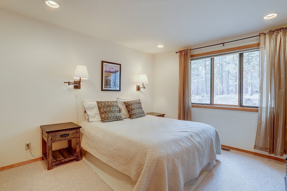 7 Cedar Private Cul de sac include Hot Tub with Forest View by RedAwning - photo 5