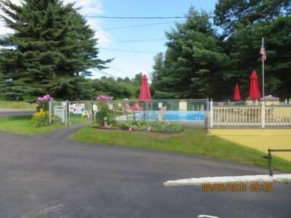 Lake Winnipesaukee Motel - photo 37