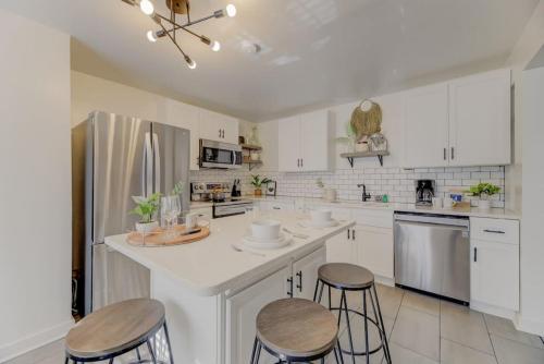 Funky River Caravan Apt — 4-Star Luxury Hotel in Columbia, United States