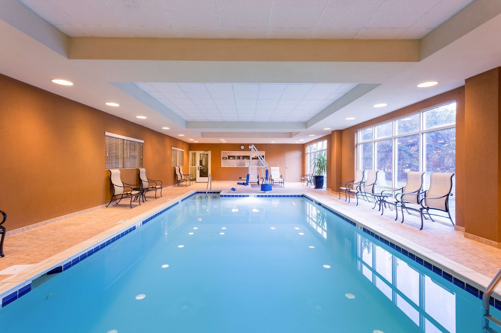 Hampton Inn & Suites Herndon Reston - photo 33