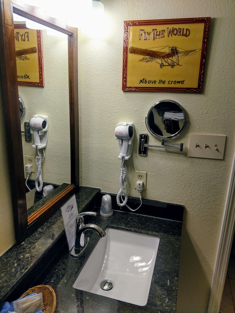 Amelia's Landing Hotel - photo 23