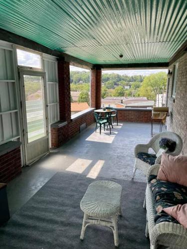 Modern & Chic XL Studio w EZ City Airport Access — 4-Star Luxury Hotel in Pittsburgh, United States