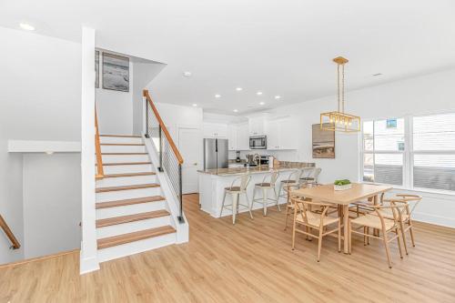 4BR Beach House with Private Pool 1000ft from the beach — 4-Star Luxury Hotel in Myrtle Beach, United States